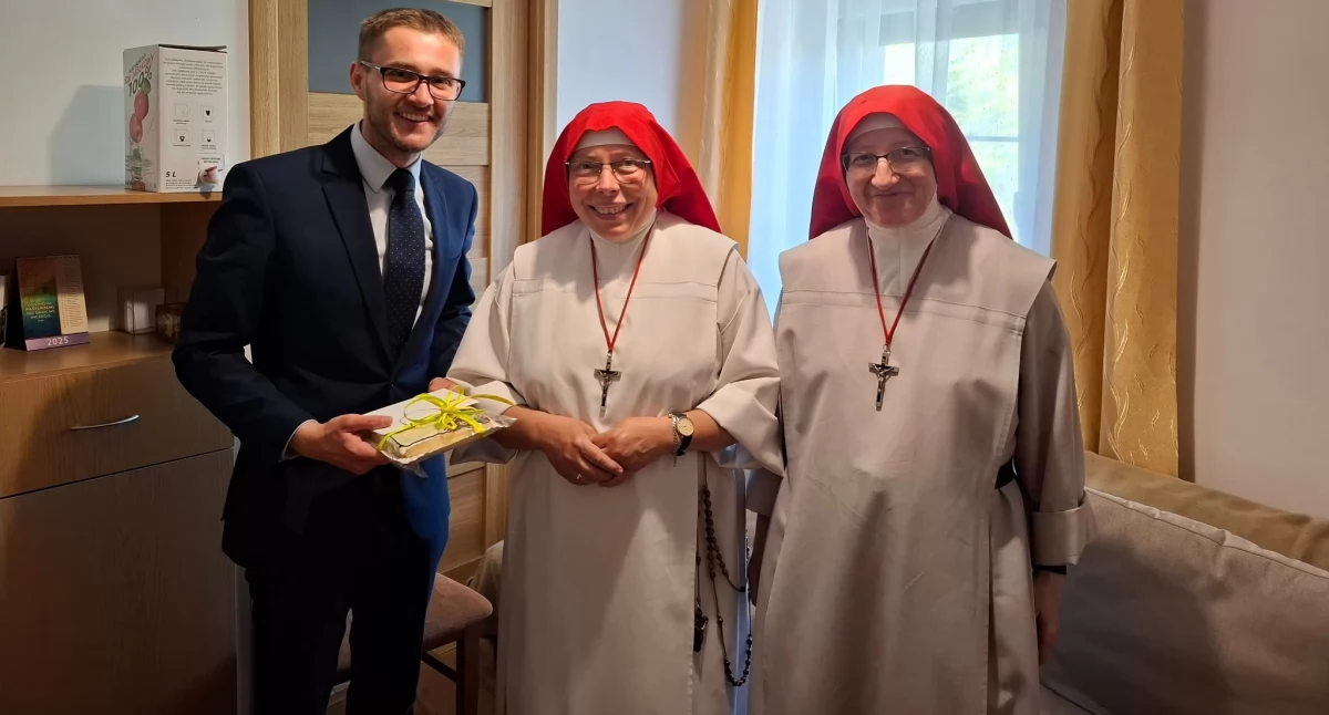Wójt Damian Jaworski z odwiedzinami u Sióstr Służebnic Bożego Miłosierdzia w Rybnie