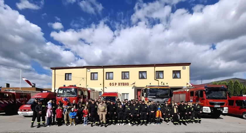 Przejazd kolumny strażackiej z okazji święta św. Floriana w gminie Rybno