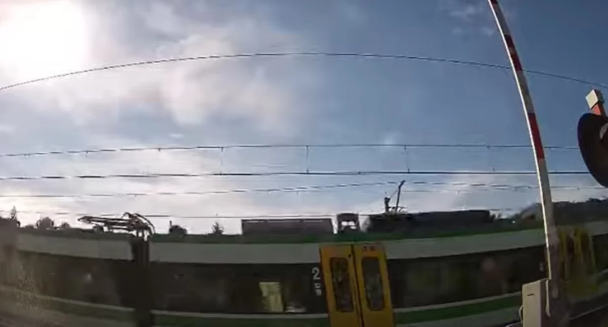Cudem uniknął zderzenia na przejeździe kolejowym w Sochaczewie. Zobacz nagranie