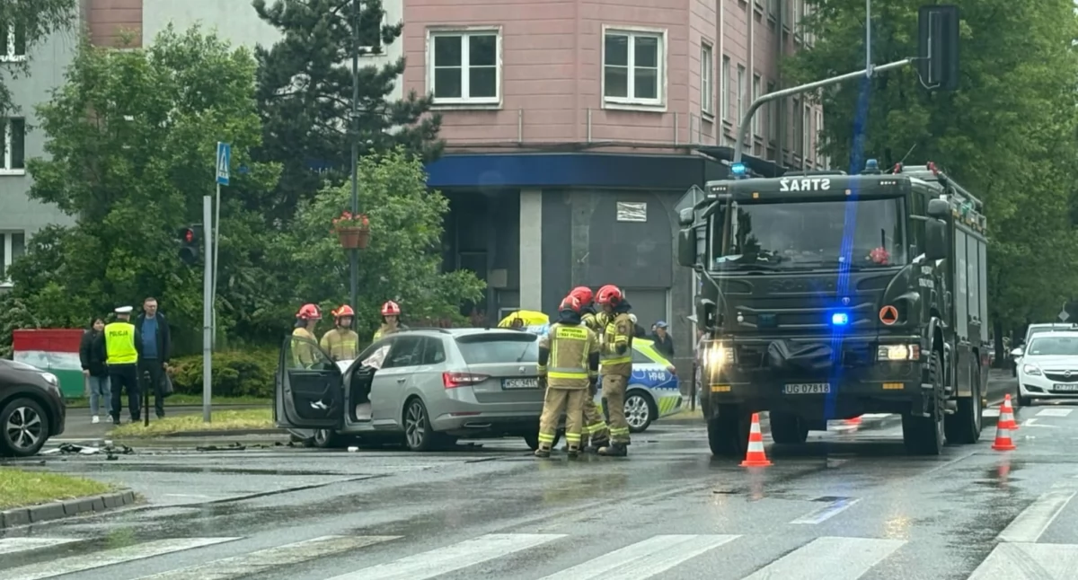 Kolizja dwóch aut osobowych na skrzyżowaniu ulic Warszawskiej z Piłsudskiego. 