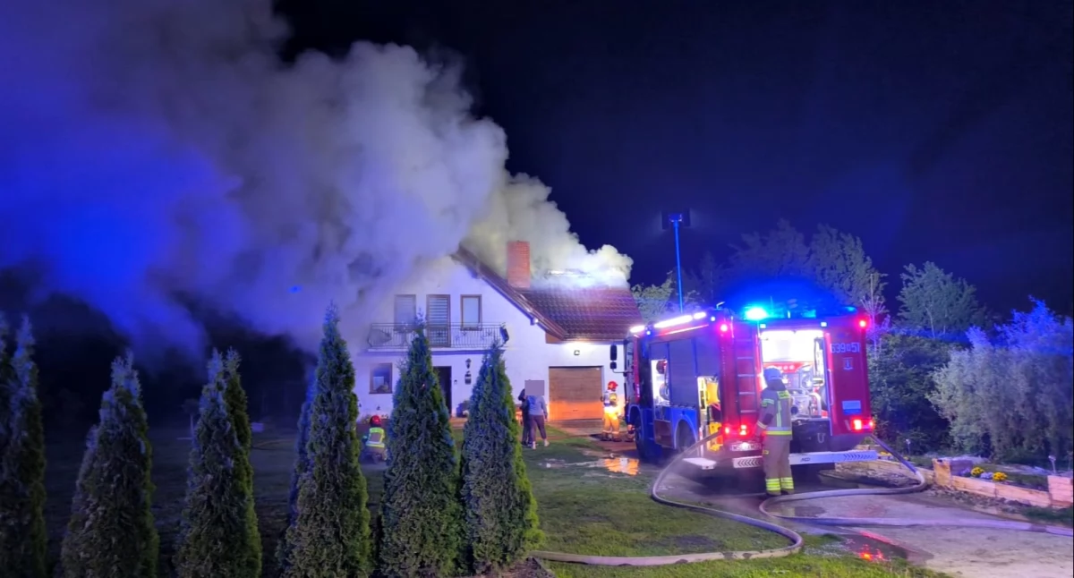 Pożar domu w Młodzieszynie - nocna akcja strażaków 