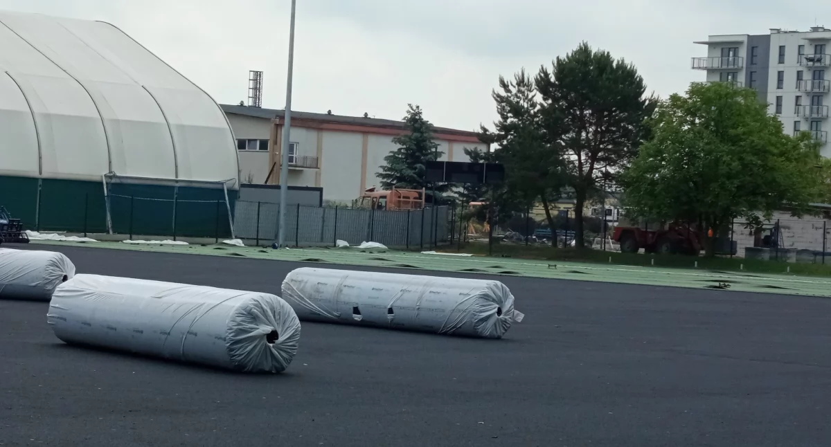  Na stadionie przy Warszawskiej kładą sztuczną nawierzchnię