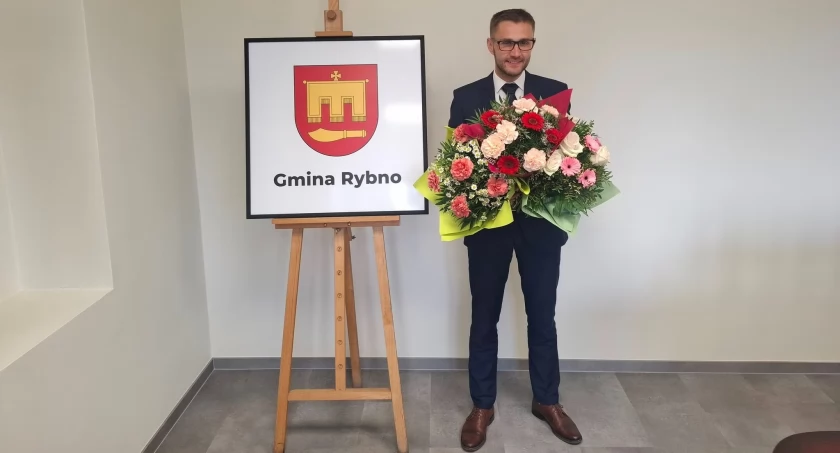 Wójt Gminy Rybno Damian Jaworski z udzielonym jednogłośnie absolutorium i wotum zaufania