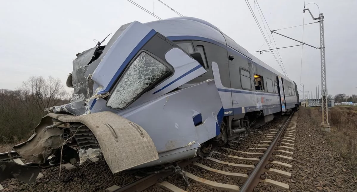 Wjechał w Nowej Suchej pod jadący pociąg — zapłaci miliony 