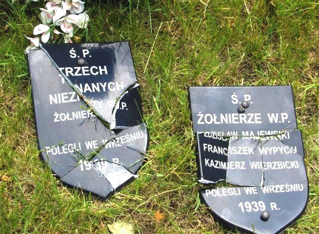 Wandale zniszczyli tabliczki na cmentarzu