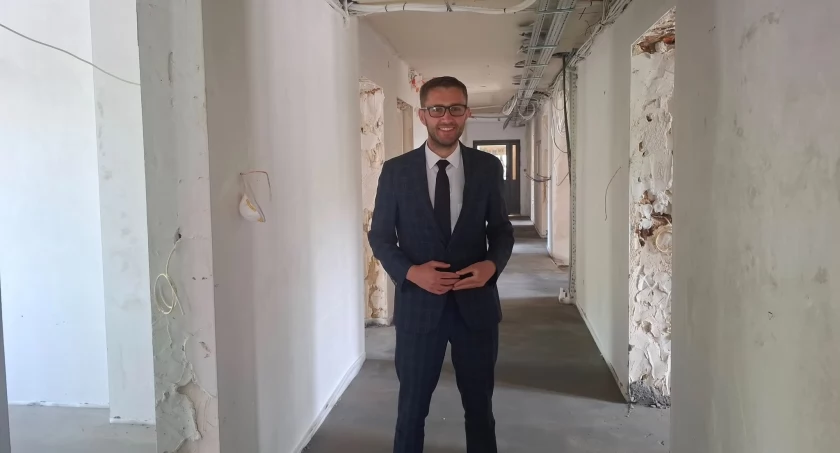 Remont parteru Urzędu Gminy Rybno trwa – inwestycja zmierza ku końcowi