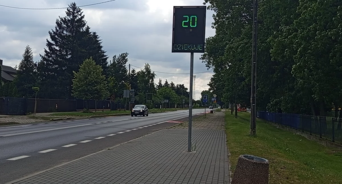 Setką przed szkołą — raport z sochaczewskich wyświetlaczy prędkości 
