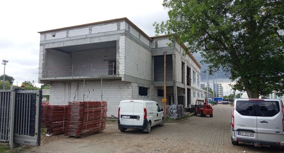 Kładą dach na budynku klubowym — trwa przebudowa sochaczewskich stadionów