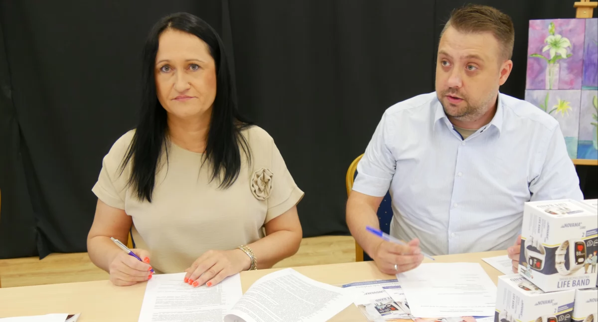 Bezpieczni seniorzy w Gminie Młodzieszyn – opaski życia już trafiły do mieszkańców