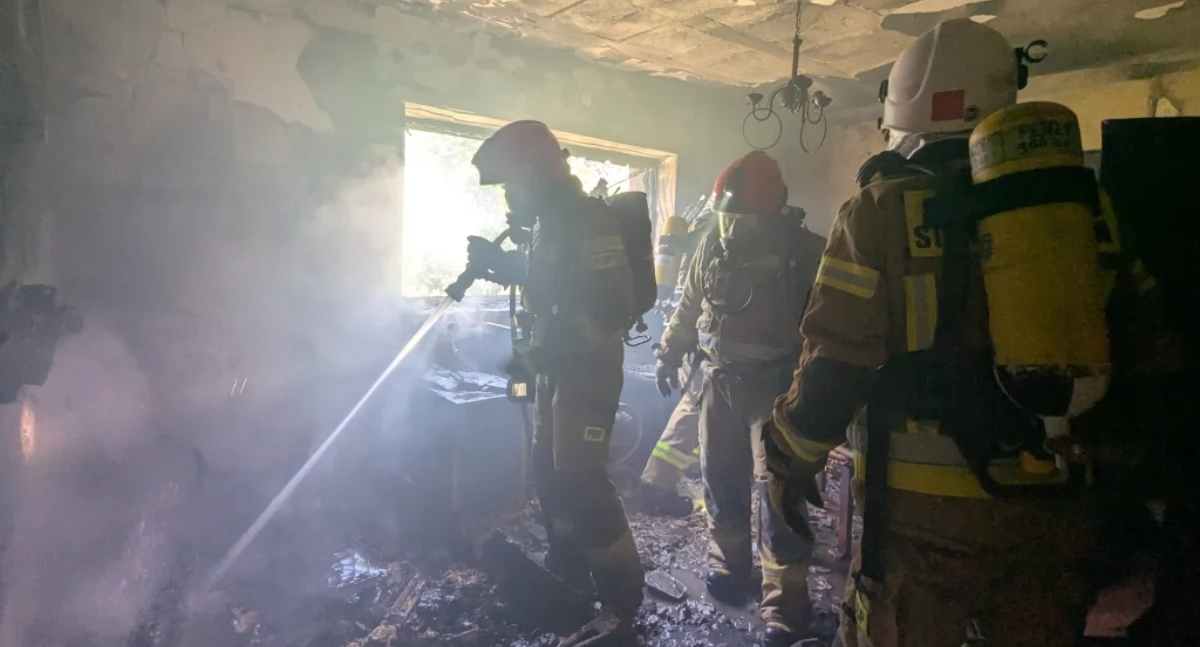Pożar domu w Kawęczynie — mieszkanka doznała poparzeń