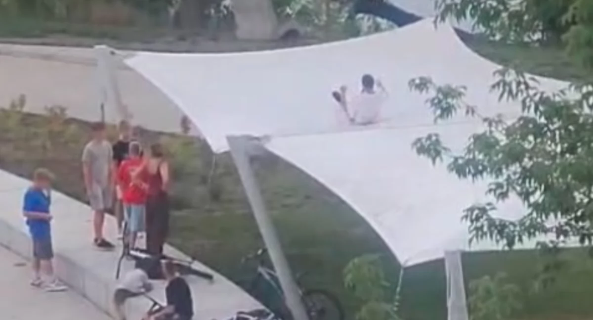 Żagiel jak trampolina — niebezpieczne zabawy w Sochaczewskiej Strefie Aktywności 