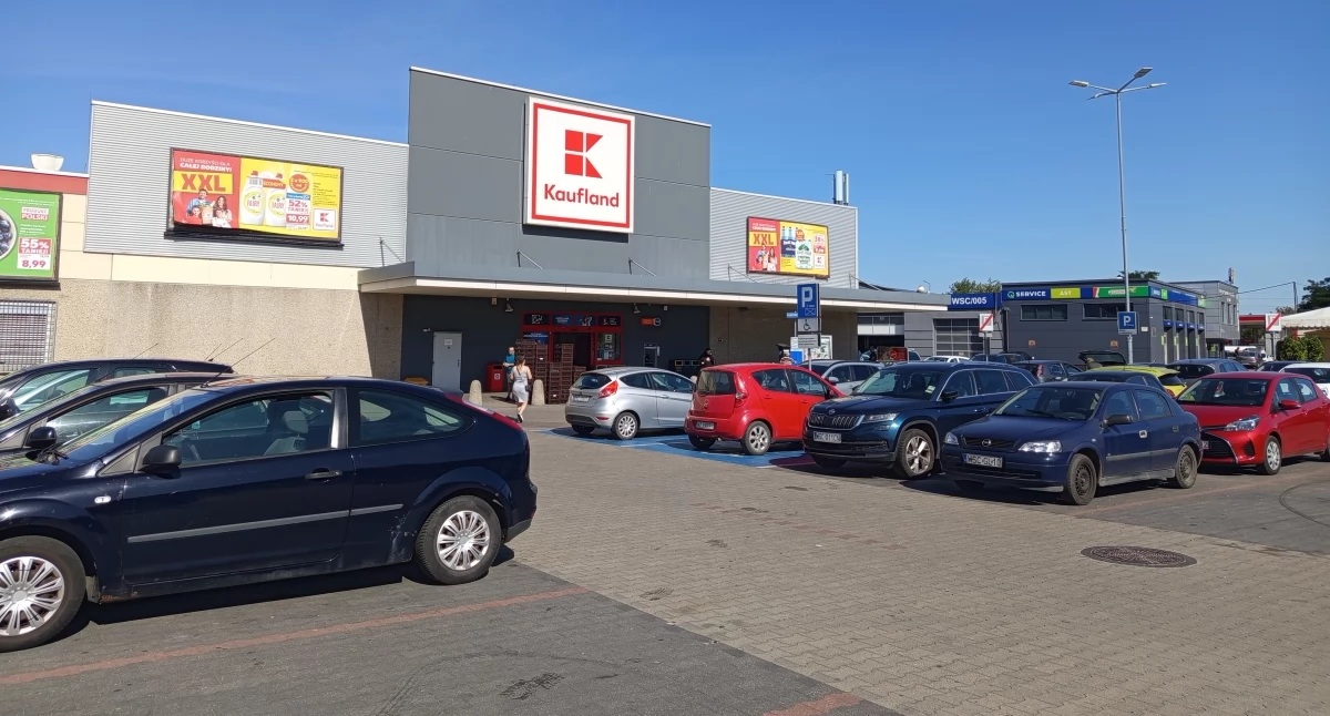 Nocne drifty przed Kauflandem — mieszkańcy proszą o pomoc