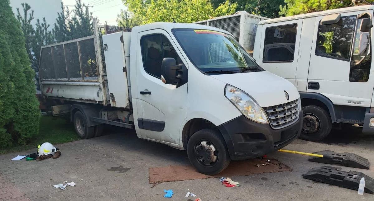 Przygnieciony przez busa — akcja ratunkowa w Młodzieszynie