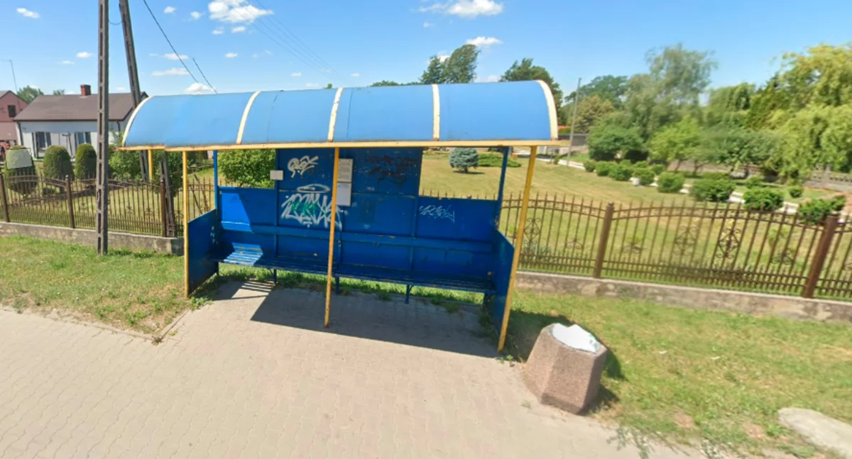 Zabrali wiatę z Wyszogrodzkiej — mieszkańcy stoją w skwarze lub deszczu 