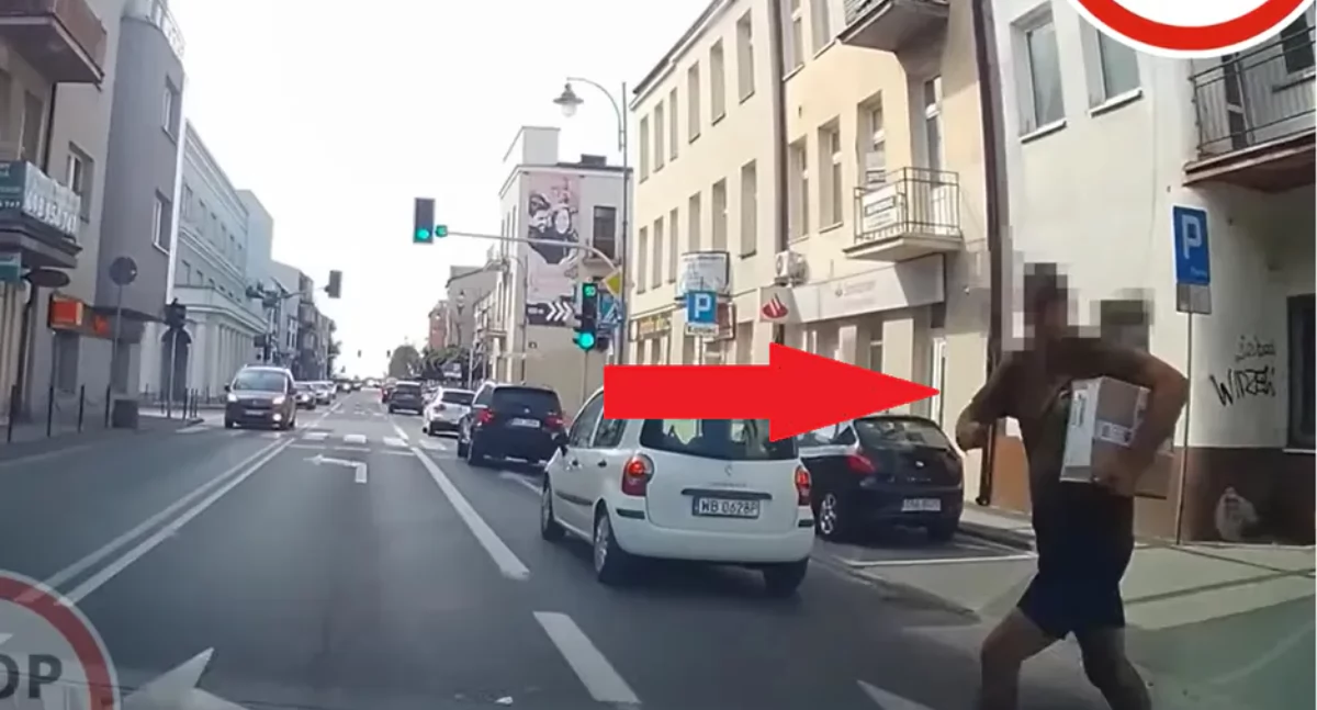 W Sochaczewie kurier wbiegł pod samochód — o krok od tragedii