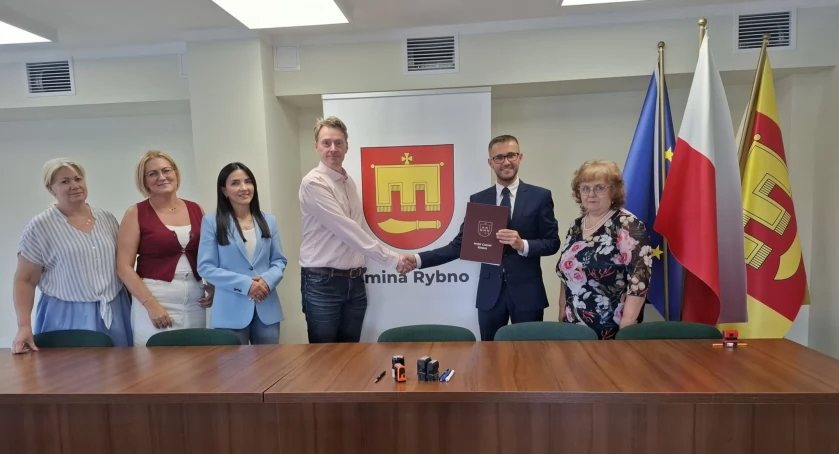 Uroczyste podpisanie umowy na zakup nowego autobusu szkolnego