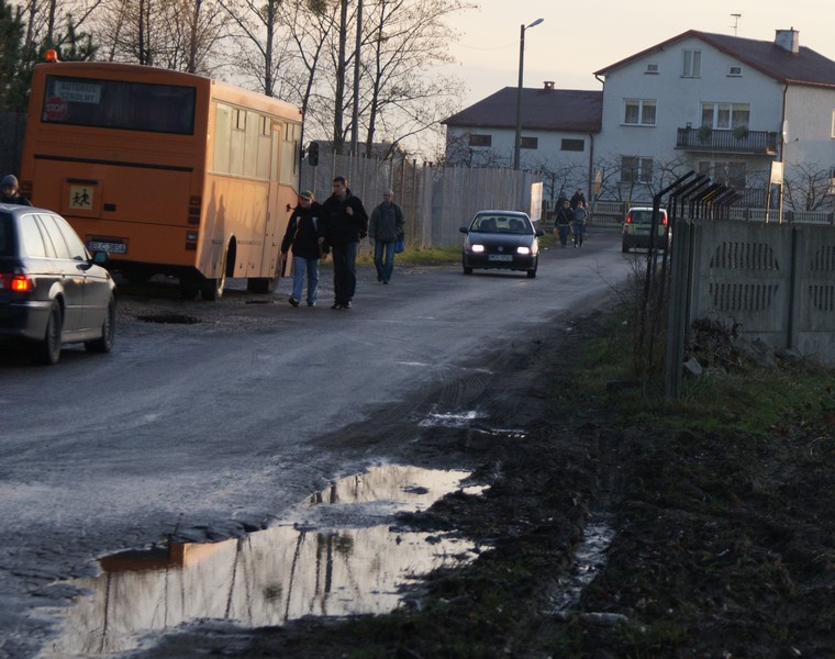 W Kozłowie czekają na chodnik