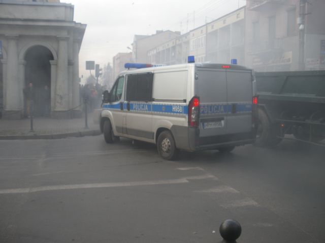 Płonące auto w centrum miasta