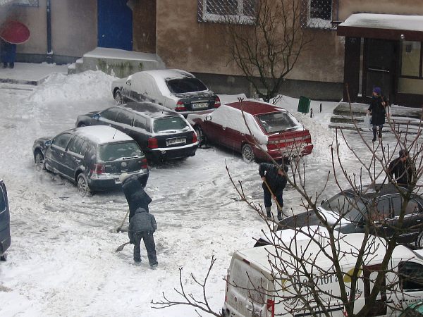 Trwa sprzątanie miasta po opadach śniegu