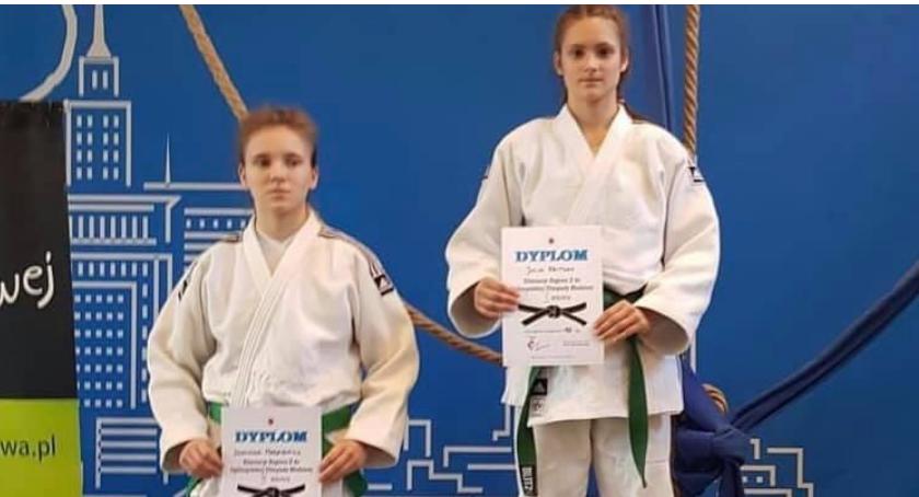  Dominika Markiewicz zawodniczka UKS "Siódemka" na najniższym stopniu podium podczas Eliminacji do Ogólnopolskiej Olimpiady Młodzieży.