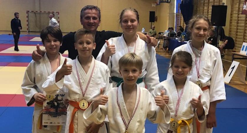 Sześć razy złoto i raz srebro z Otwartych Mistrzostw Płocka w Judo dla zawodników UKS Siódemka Sochaczew