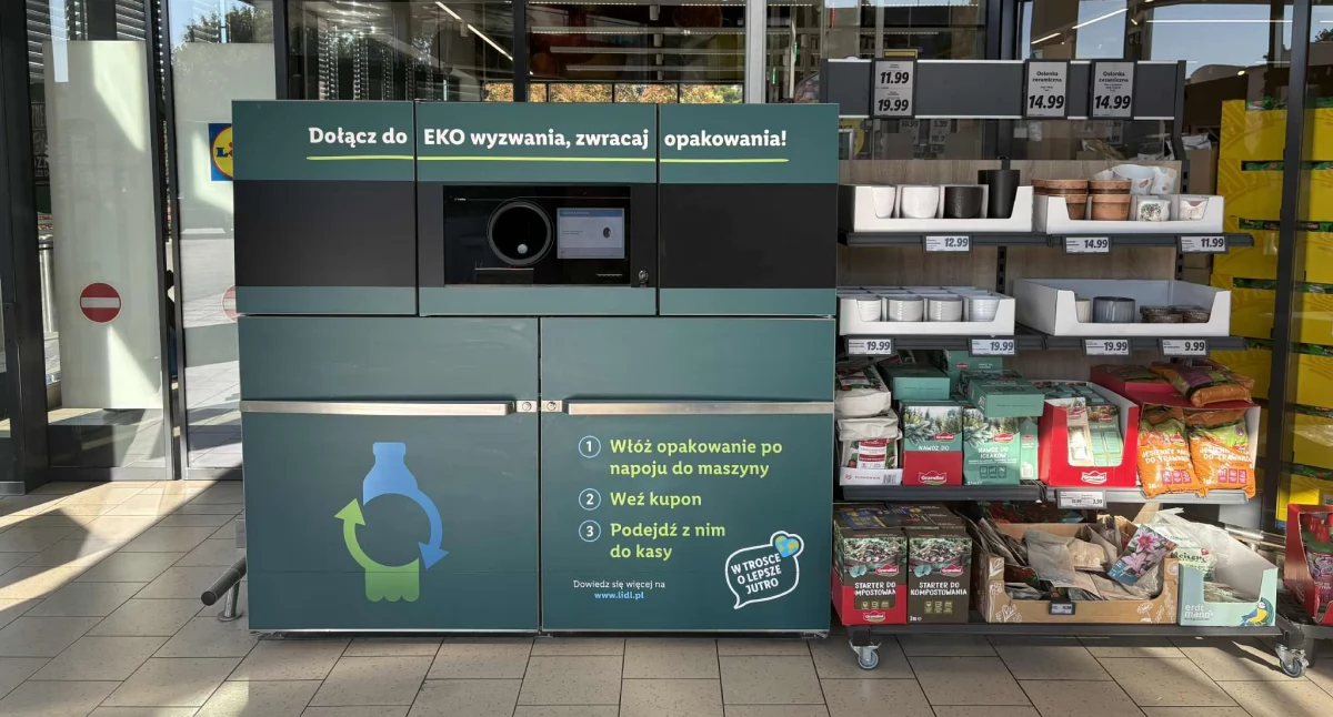 Oddasz butelki w sklepie — rusza system kaucyjny w całej Polsce