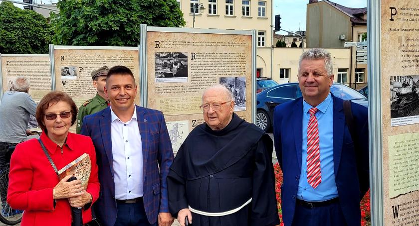 1 sierpnia w godzinę "W" na sochaczewskim Placu Kościuszki uroczyście otwarta została wystawa „Polscy robotnicy przymusowi budują niemieckie schrony w rejonie Sochaczewa”, autorstwa koordynatora projektu Artura Gałeckiego 