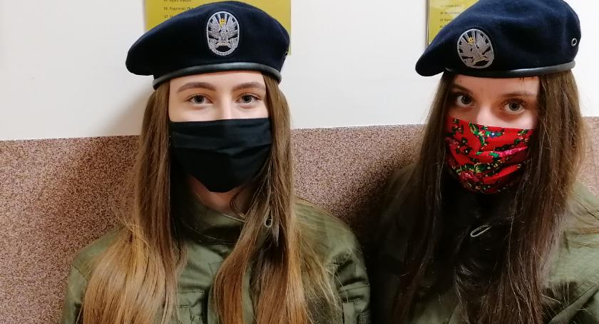 Baczność ! Prywatne Liceum Nr 1 w Sochaczewie mierzy mundury 
