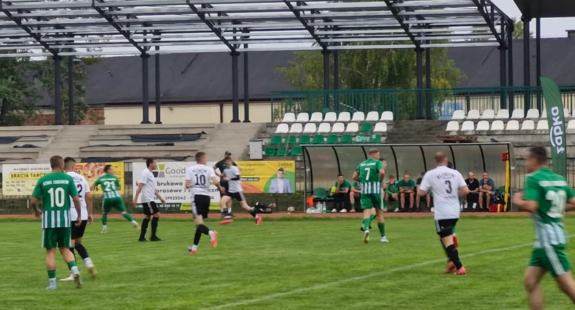 BZURA CHODAKÓW zaliczyła falstart na własnym stadionie, 3 punkty wróciły do Korytowa.
