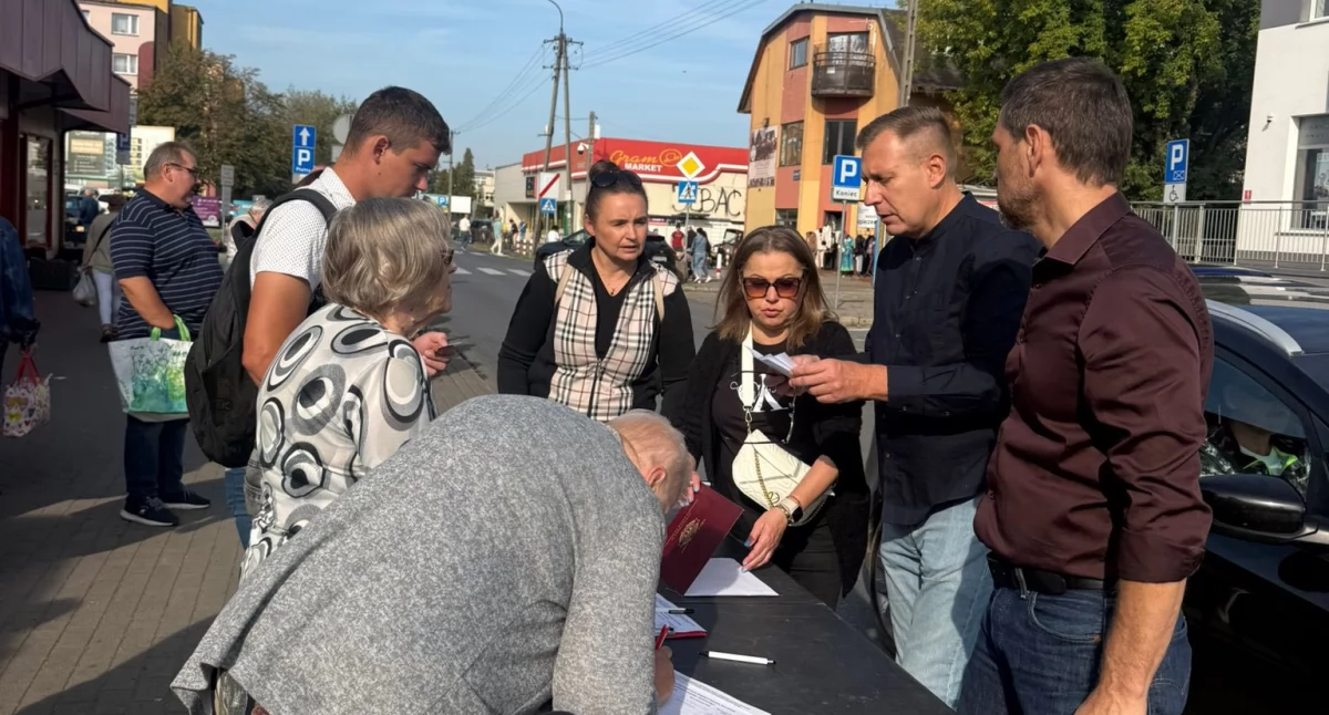 W Sochaczewie zbierali podpisy o przeprowadzeniu referendum 