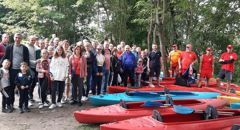 Rybno. Mieszkańcy na sportowo zakończyli wakacje uczestnicząc w spływie kajakowym
