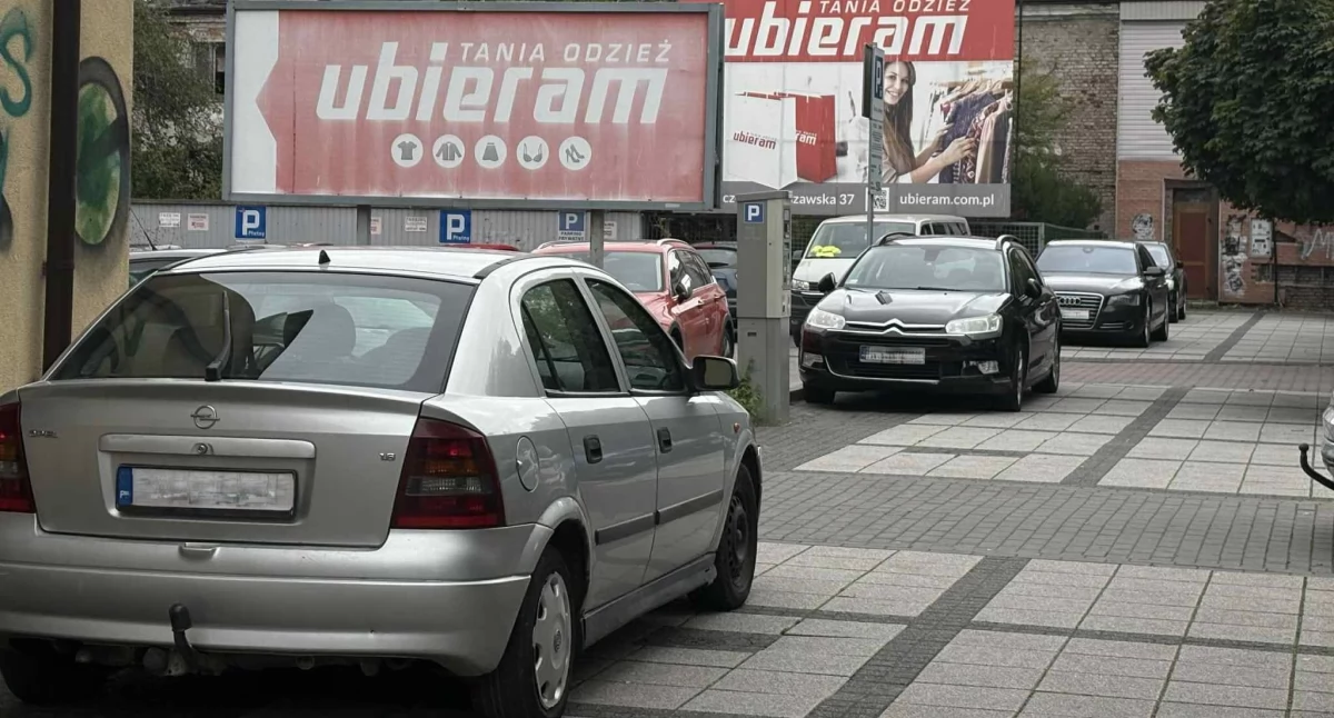 Parkowanie na Warszawskiej — policja rozwiewa wątpliwości  