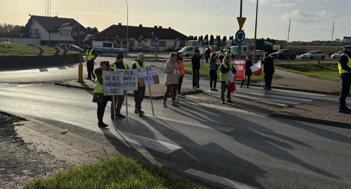 Blokowali rondo w Ruszkach - protest przeciwko wariantowi 4 trasy S50