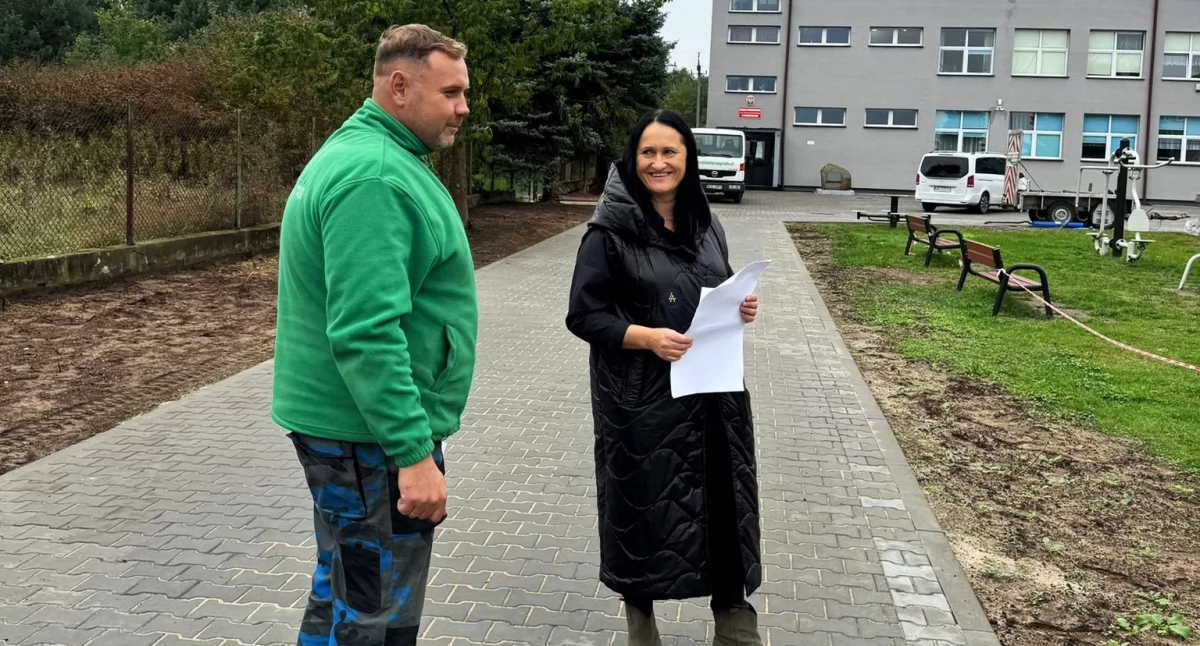 Zielone otoczenie szkół w Młodzieszynie i Janowie nabiera kształtów
