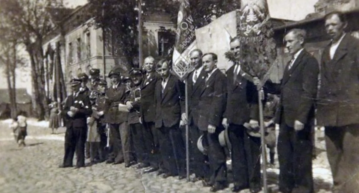 Biało-czerwona flaga nad miastem