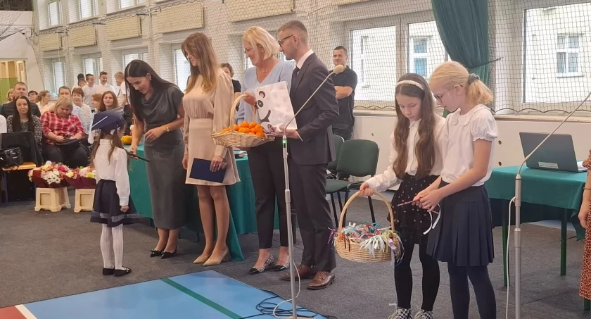 Pasowanie pierwszoklasistów w Rybnie z udziałem wójta i przewodniczącej Rady Gminy - relacja z wyjątkowej uroczystości