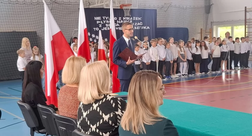 Gmina Rybno: Uroczysty apel z okazji Święta Edukacji Narodowej oraz Dnia Patrona Szkoły, były gratulacje oraz podziękowania