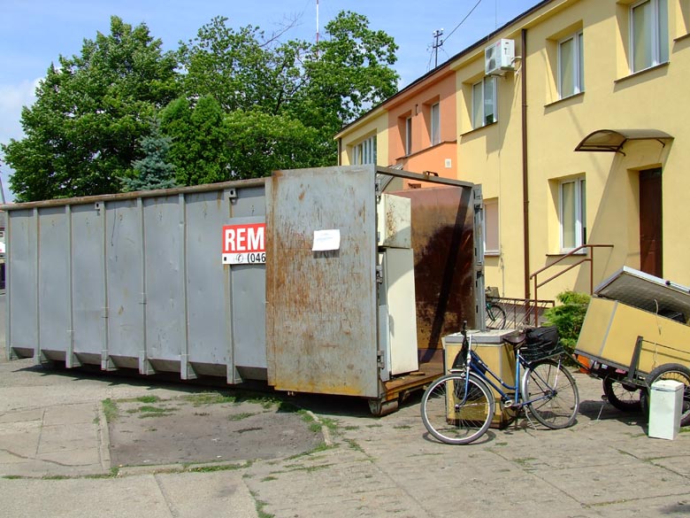 Kontenery pełne urządzeń