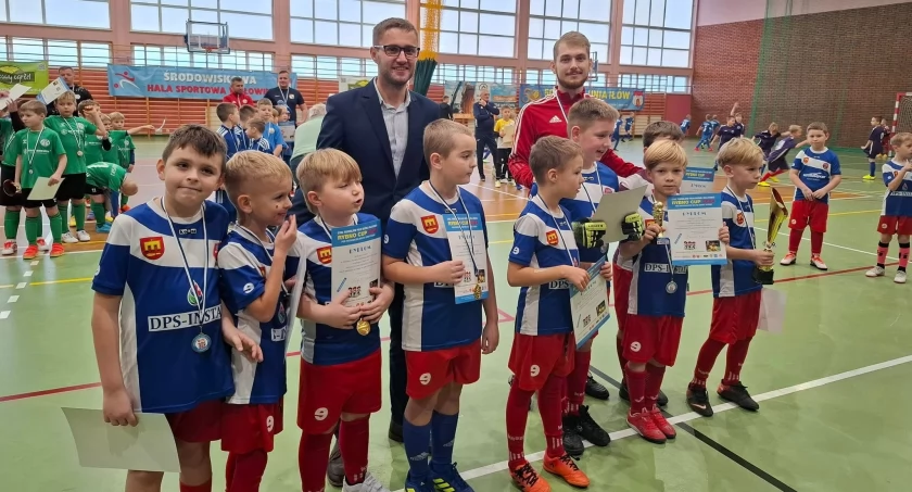 Wójt Gminy Rybno Damian Jaworski zaprasza  22 i 23 listopada na  II edycję tegorocznego cyklu turniejów piłki nożnej dla dzieci RYBNO CUP 2025, organizowanego z okazji 1000-lecia Królestwa Polskiego.