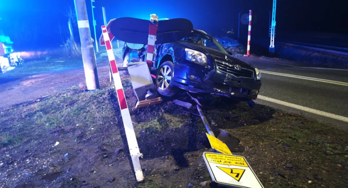 Staranował kolejowe rogatki w Nowym Żylinie i zawisł na sygnalizatorze 
