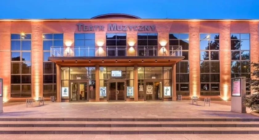 Udana wycieczka mieszkańców Gminy Rybno do Teatru Muzycznego w Łodzi na spektakl „Skrzypek na dachu”. 