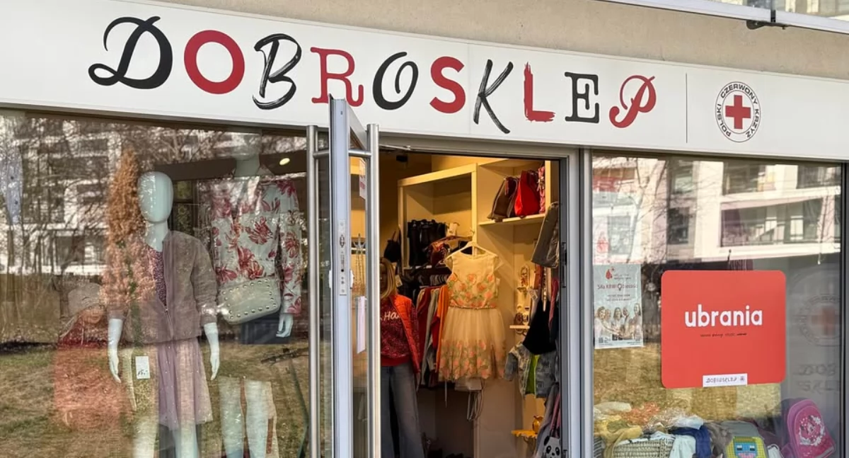DOBROsklep PCK w Warszawie nie tylko pomaga, ale też uczy. Uczniowie „Iwaszkiewicza” na wyjątkowych praktykach