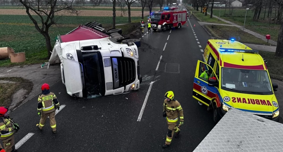 DK 92 w Chrzczanach zblokowana — przewróciła się ciężarówka 