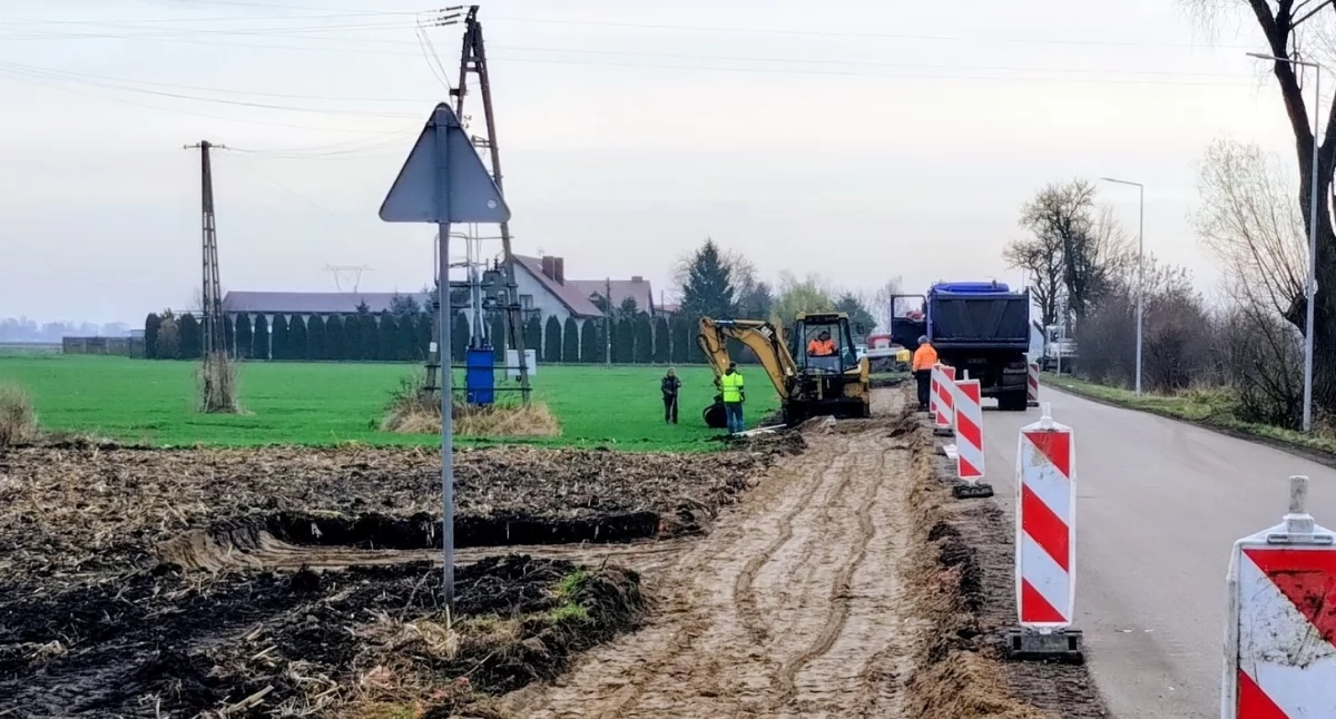 Kolejna inwestycja w gminie Teresin — budują chodnik wzdłuż Traktu Jana Pawła II
