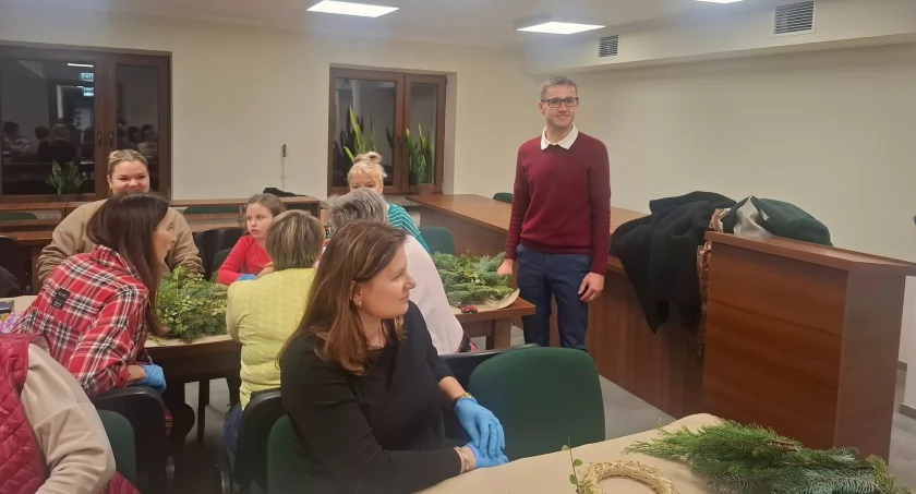 Udane warsztaty tworzenia świątecznych stroików w Gminie Rybno