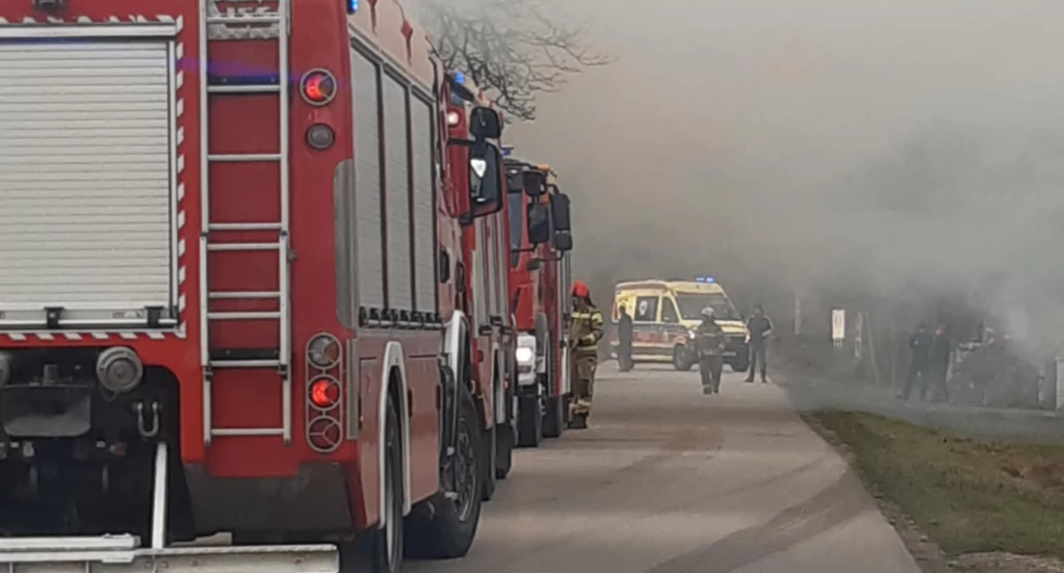 Pożar w Łaziskach - płoną zabudowania mieszkalne