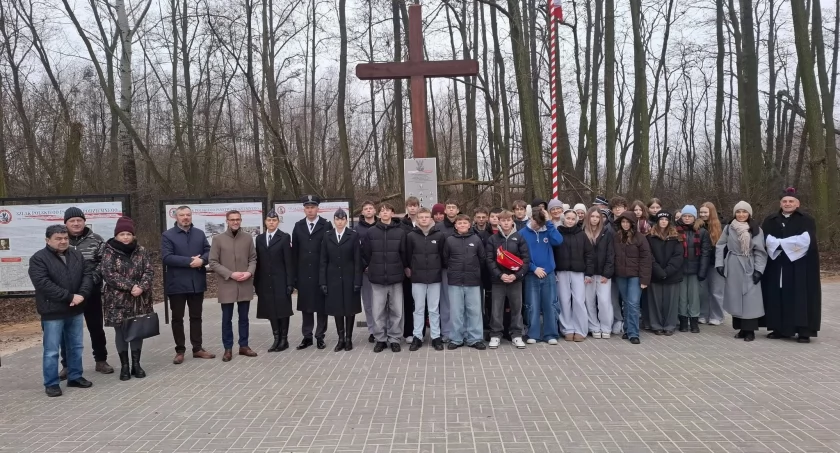 Uroczysty apel w związku z odsłonięciem odnowionego miejsca pamięci żołnierzy AK „Socha” w Bronisławach