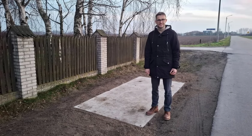 Rozpoczęły się prace polegającego na przygotowaniu podłoża w celu montażu pięciu nowych wiat przystankowych na terenie gminy