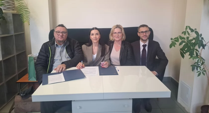 Podpisano umowę na dostawę i montaż rolet zewnętrznych w sali gimnastycznej szkoły w Rybnie
