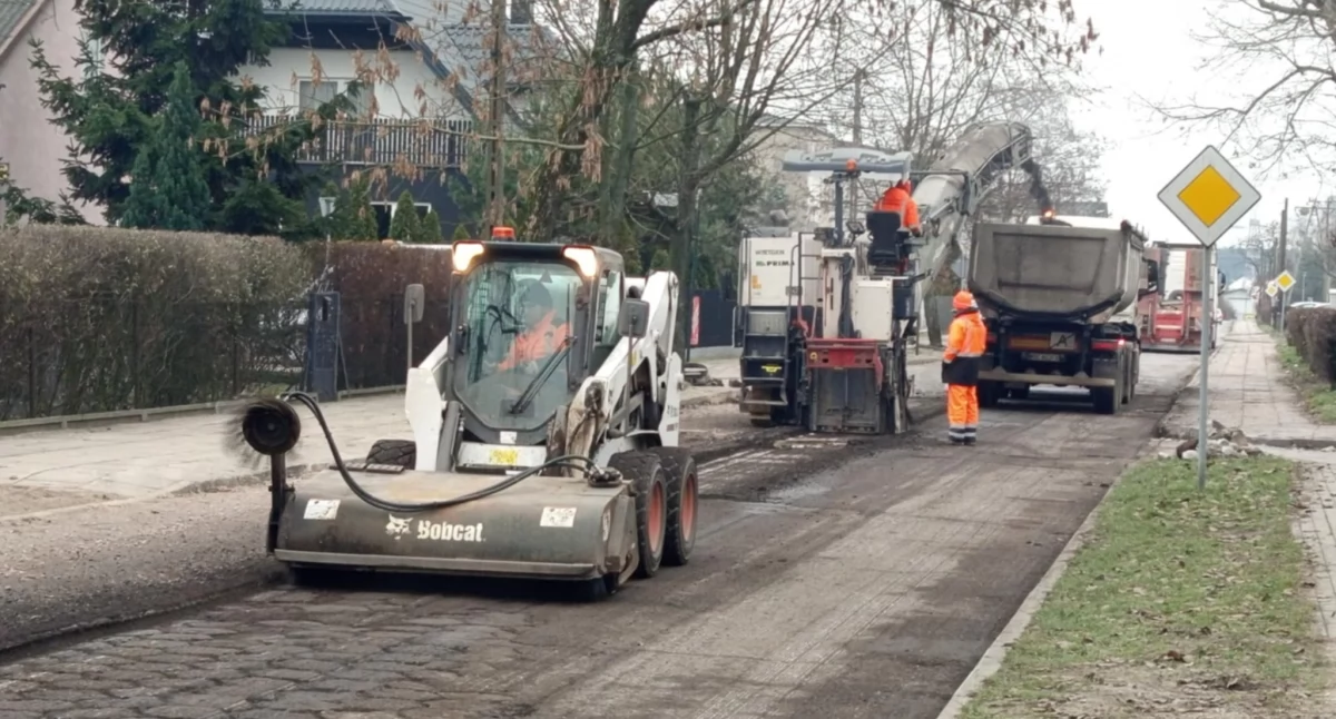 Kładą ostatni asfalt w tym roku w Sochaczewie - tym razem na Targowej 